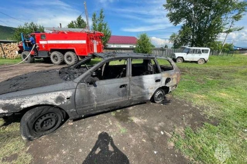 поселке Жигалово мужчина пытался спасти машину из пожара и получил сильные ожоги МЧС по Иркутской области