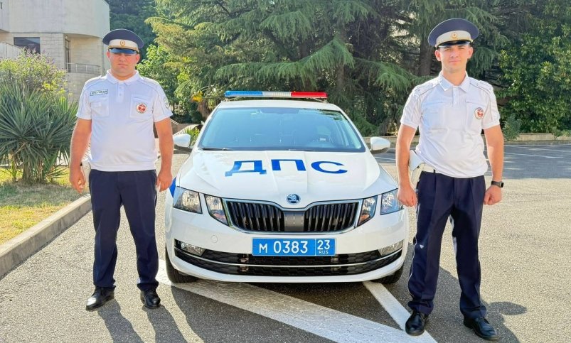 Мальчику со сломанной ногой помогли сотрудники ДПС Сочи УВД по городу Сочи