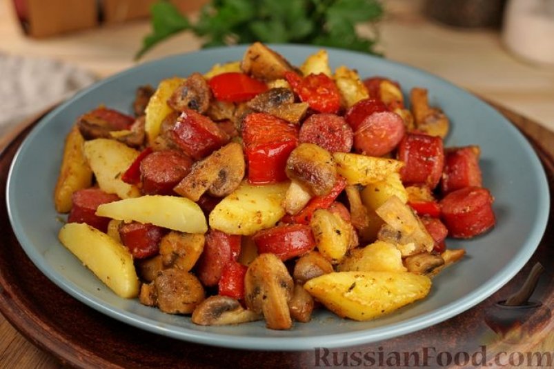 Аромат на всю кухню: жареная картошка с грибами, колбасками и перцем russianfood.com