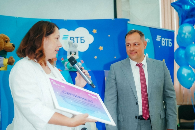 Оксана Лакомкина и Игорь Кувыкин в момент передачи символического сертификат на оборудование предоставлено пресс-службой ВТБ