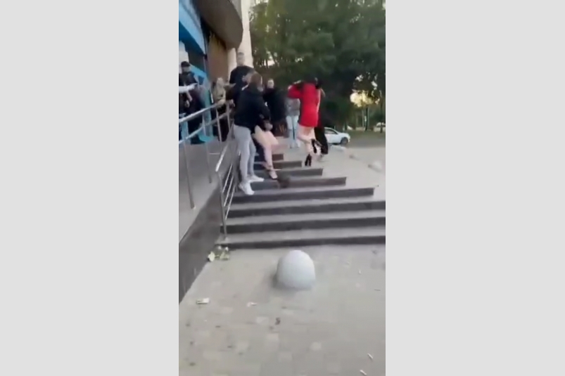 В Ставрополе на пороге ночного клуба подрались три девушки Кадр из видео