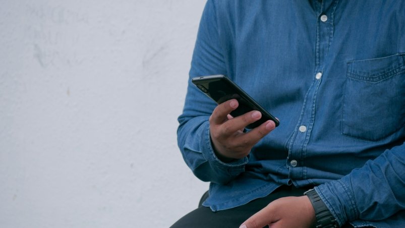 Человек с телефоном unsplash.com