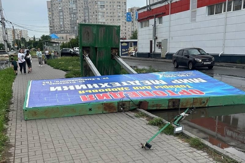 На ул. Дмитриева упала рекламная конструкция тг-канал (18+) "Омск Live"