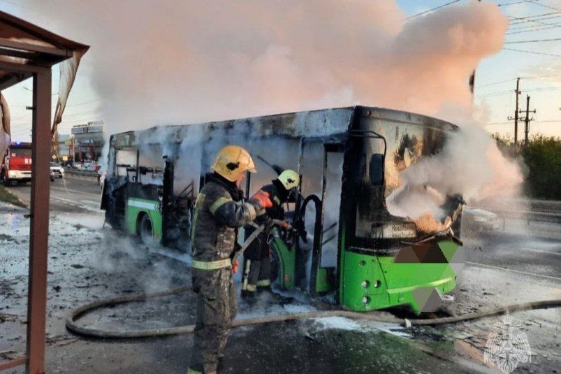 Автобус сгорел в Иркутске МЧС по Иркутской области