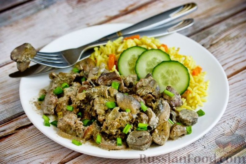 Куриная печень с грибами в сметане — вкусный ужин за 30 минут russianfood.com
