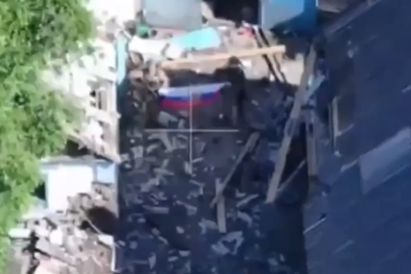 Военные разворачивают флаг России Кадр из видео