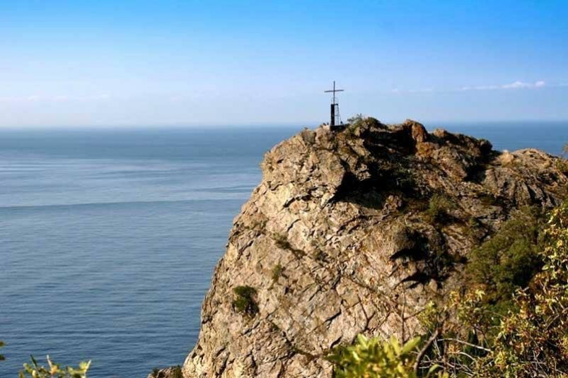 Поклонный крест на скале Ифигении Соцсети Крымской митрополии