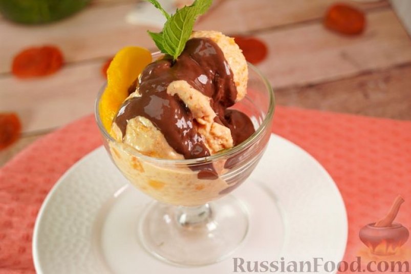 Лето в ложке: кремовое мороженое из спелых абрикосов с шоколадным соусом russianfood.com