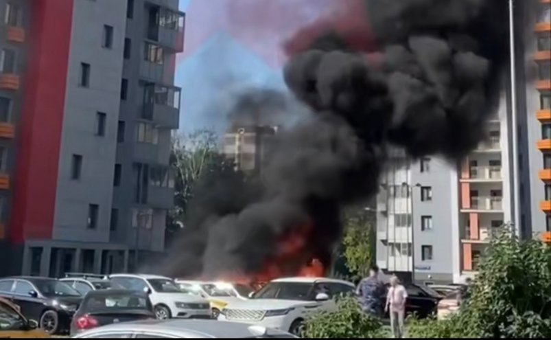 Шесть автомобилей сгорели на парковке жилого дома в Москве Телеграмм-канал "Новости Москвы"(18+)