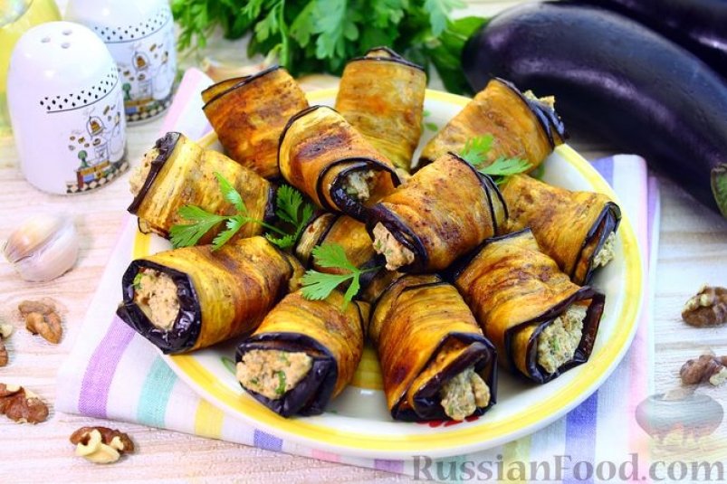 Рулетики из баклажанов с орехами, жареным луком и чесноком - тёплый вкус Кавказа russianfood.com