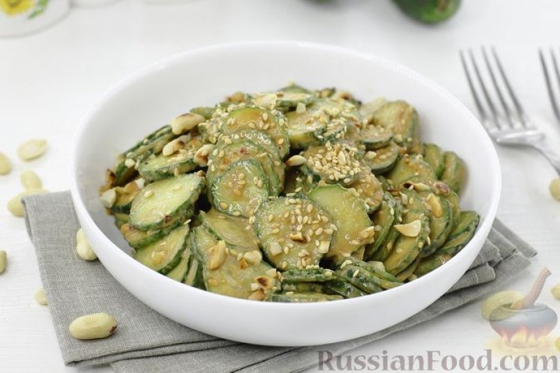 Закуска, которая удивит: огурцы с хрустящим арахисом и соевым соусом russianfood.com