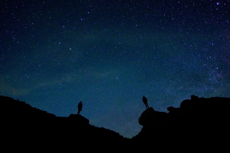 Звезды, звездное небо, люди unsplash.com