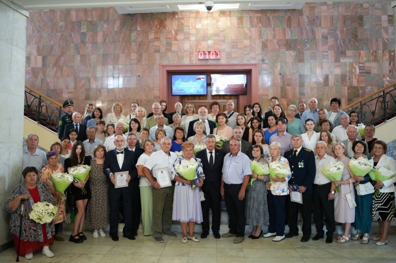 "Да" длиною в жизнь: 18 пар наградили за "любовь и верность" в Иркутске Пресс-служба облправительства