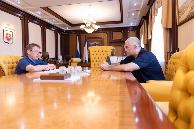 Сергей Аксенов (справа) и Юрий Гоцанюк Соцсети главы Крыма Сергея Аксенова
