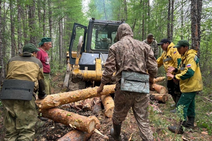 Вызволение из грязи бульдозера Артур Соловьёв