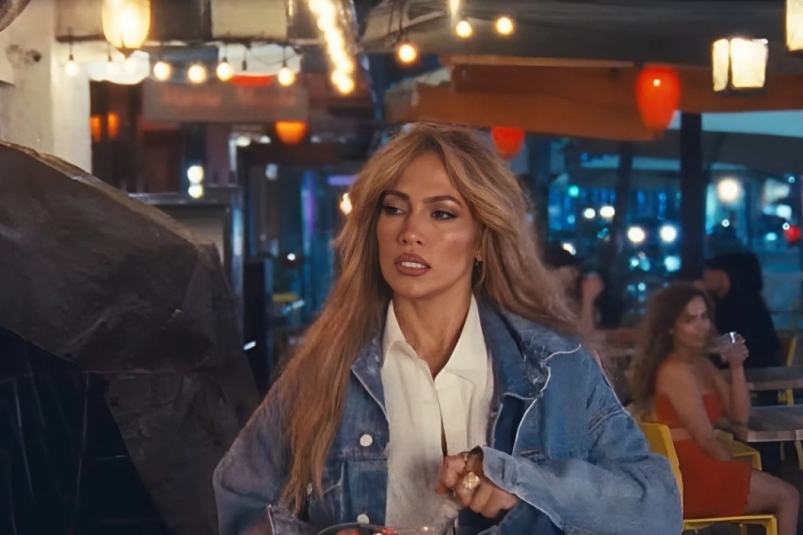 Роскошный вечерний образ от Дженнифер Лопес - как повторить Кадр из клипа Jennifer Lopez, Rauw Alejandro - Cambia el Paso (18+)