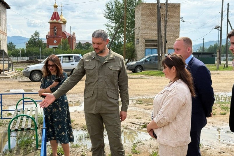 Осипов осматривает двор в Кыре тг-канал (18+) правительства Забайкалья