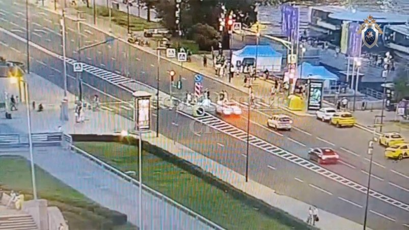 Момент наезда на толпу людей на Бережковской набережной в Москве попал на видео Столичный СК t.me/skmoscowgsu
