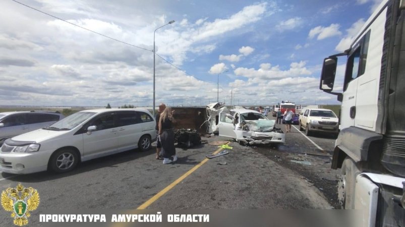 Предварительно, жесткую аварию инициировал водитель микрогрузовика прокуратура Амурской области