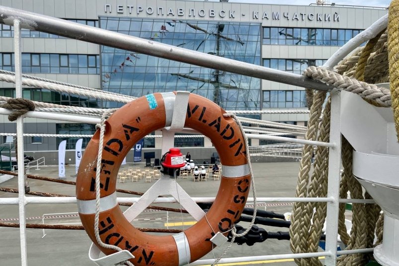 Учебное парусное судно "Надежда" возле морского вокзала Петропавловска-Камчатского ИА KamchatkaMedia