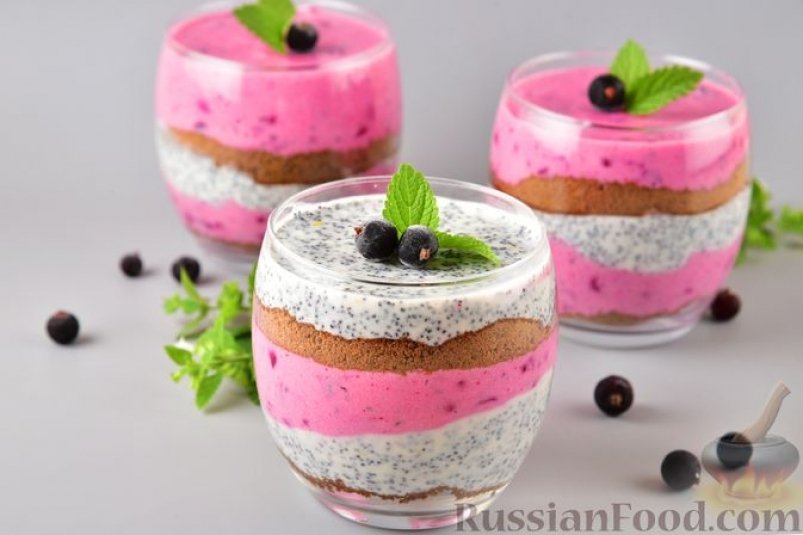 Слоёное наслаждение: нежный творожный десерт с печеньем и смородиной russianfood.com