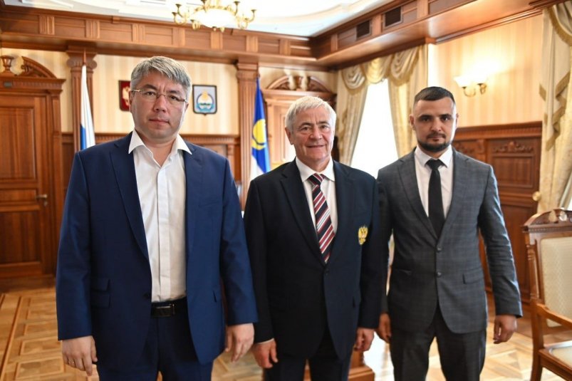 Слева направо: глава Бурятии А. Цыденов, президент ПКР П. Рожков, министр спорта РБ И. Козырев (Улан-Удэ, 2025 г.) пресс-служба правительства Бурятии