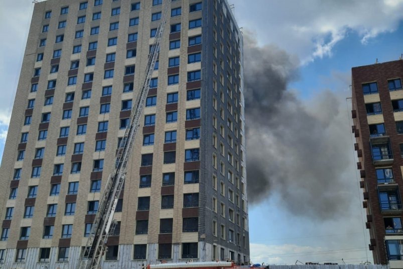 Пожар ликвидировали 18 огнеборцев МЧС и спасатели Благовещенска ГУ МЧС России по Амурской области