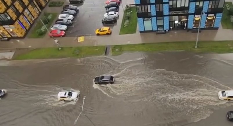 Автобусы задерживаются в Москве из-за мощного ливня РИА Новости