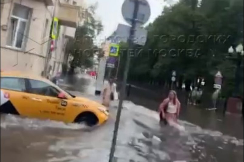 Патриаршие пруды превратились в "море" из-за мощного ливня Телеграмм-канал "Агентство Москва" (18+)