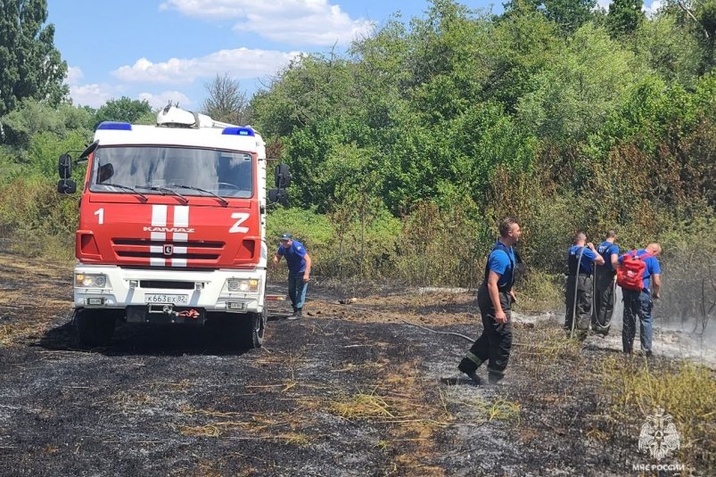Пожар тушат в Симферопольском районе МЧС Крыма