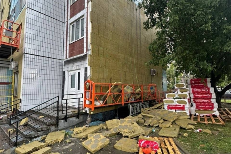 Фасад рухнул с жилого дома в Москве во время урагана Телеграмм-канал "Осторожно, Москва" (18+)