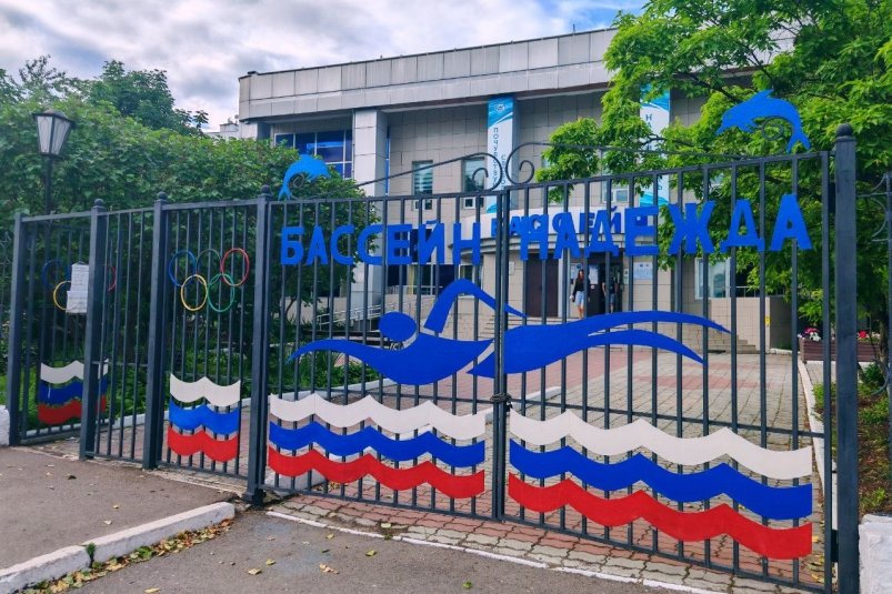 Экомебель возле бассейна "Надежда" устанавливали в рамках проекта "Чистая Россия" Юлия Ожегова, ИА PriamurMedia