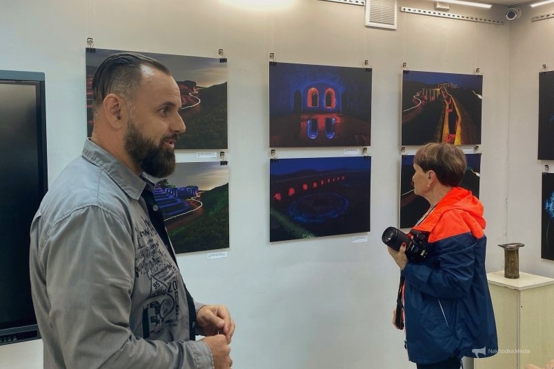 Дмитрий Осипчук проводит экскурсию, рассказывая о необычной технике Анна Франц
