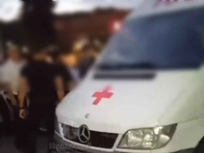 Полиция устанавливает обстоятельства драки возле Парка Победы в Ставрополе скриншот из видео телеграм-канала (18+) "Нетипичный Ставрополь"