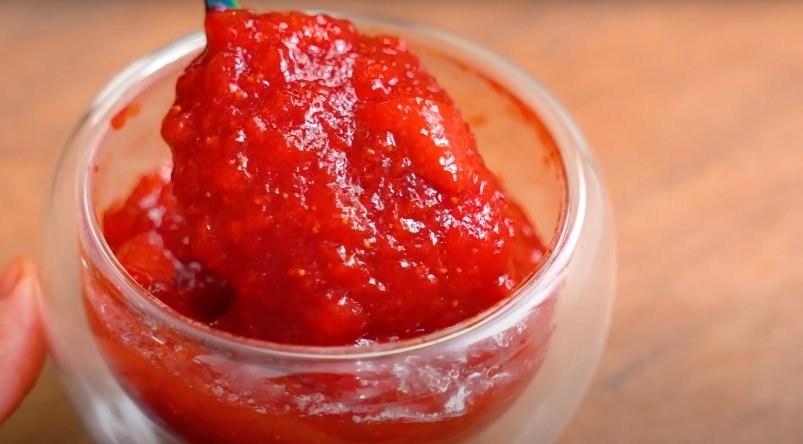 Царское варенье из клубники за 3 минуты - густое, минимум сахара, а вкус шикарный скриншот видео с youtube-канала " Alina FooDee" (12+)