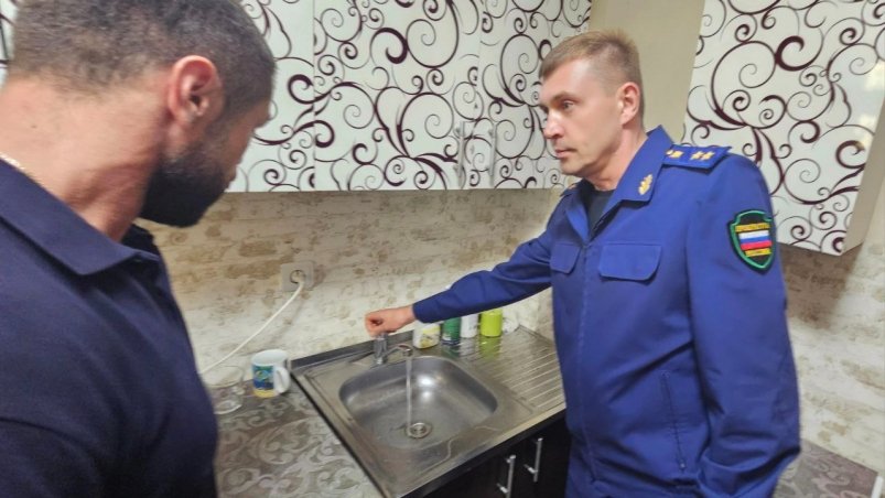 Глава ставропольской прокуратуры выслушал жалобы жителей Михайловска на перебои с водоснабжением летом Прокуратура Ставропольского края