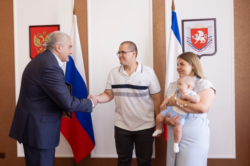 Впервые сертификат на студенческий капитал вручили в Крыму Соцсети главы Крыма Сергея Аксенова