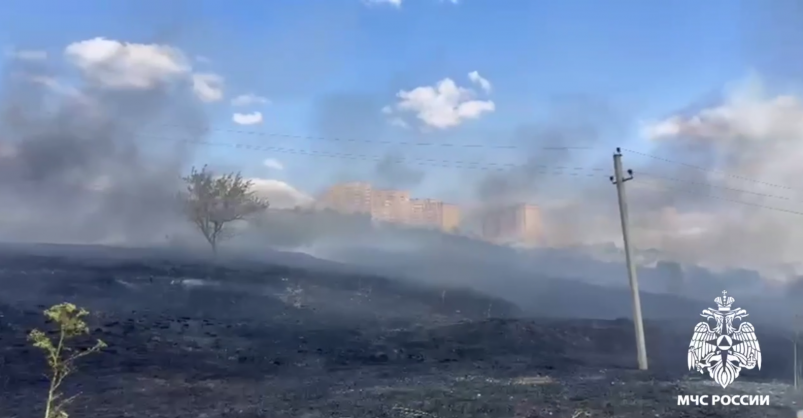 Пламя на 204 квартале в Ставрополе распространил сильный ветер МЧС Ставропольского края