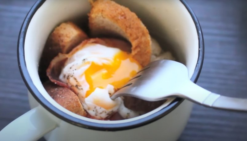 Яичницу на сковороде больше не жарю - беру обычную кружку: вкуснее классики в 10 раз скриншот видео с youtube-канала " Olya Pins " (12+)