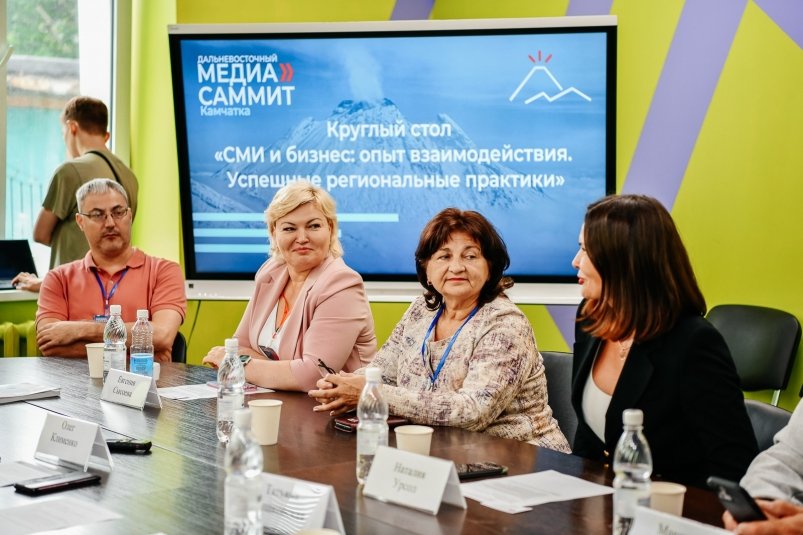 Участники дискуссии в рамках круглого стола "СМИ и бизнес: опыт взаимодействия. Успешные региональные практики" ИА PrimaMedia
