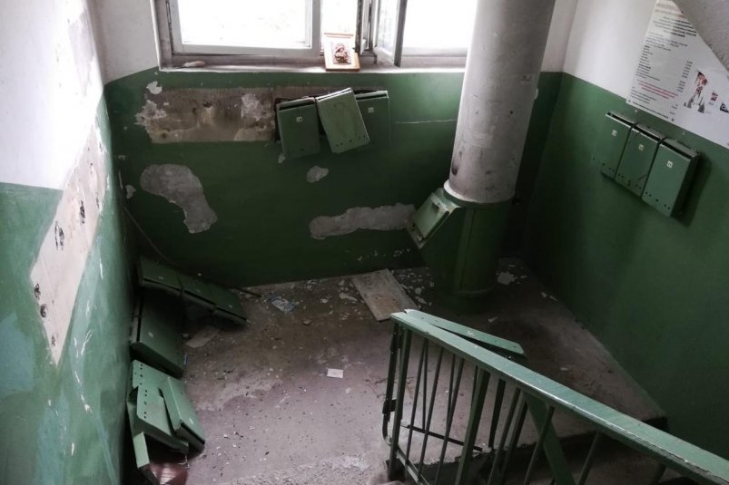 Рабочие разбросали почтовые ящики в подъезде дома в Южно-Сахалинске ИА SakhalinMedia