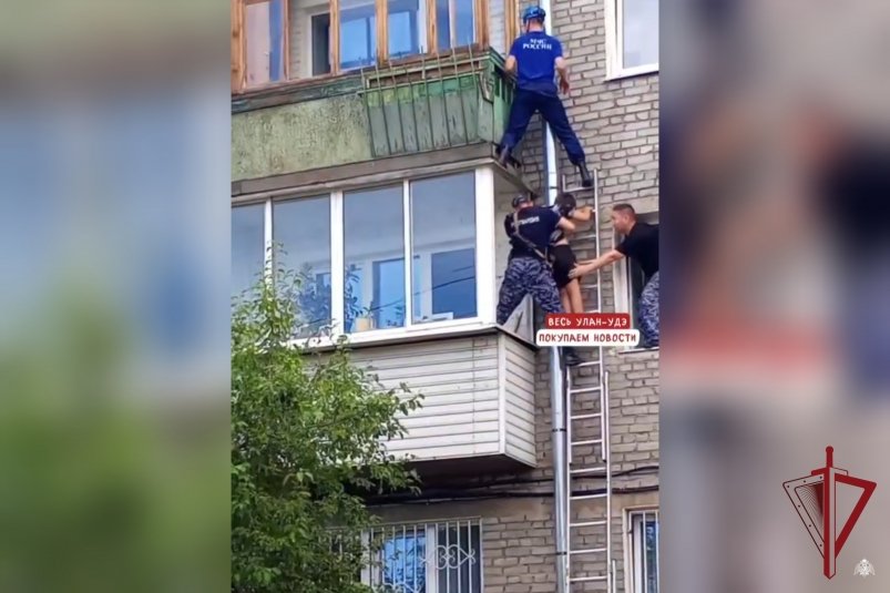 Мальчика спасли с водосточной трубы скриншот с видео