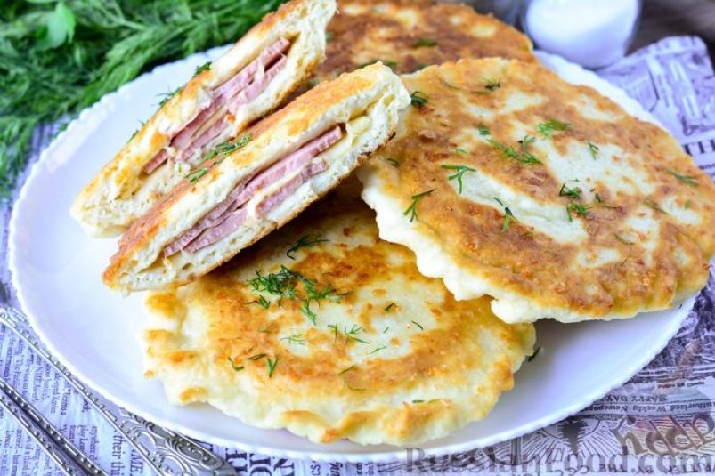 Сырные лепёшки на кефире с начинкой из колбасы russianfood.com
