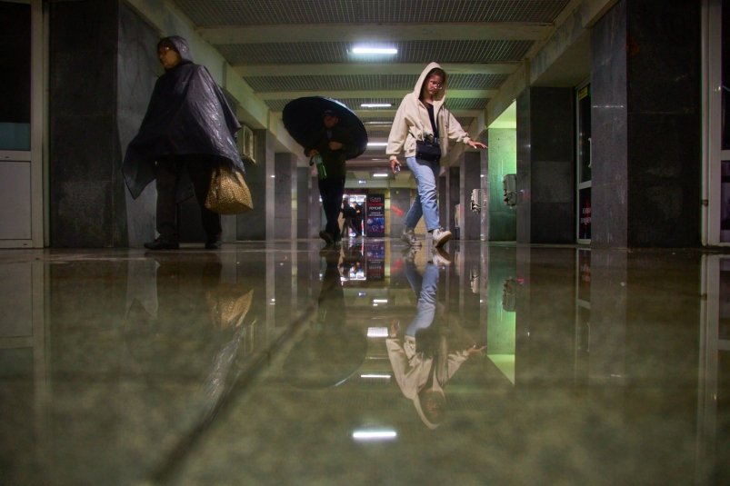 дождь, сильный дождь, ветер, лужи, люди под дождем, подземный переход затоплен Дмитрий Осипчук, ИА PrimaMedia.ru