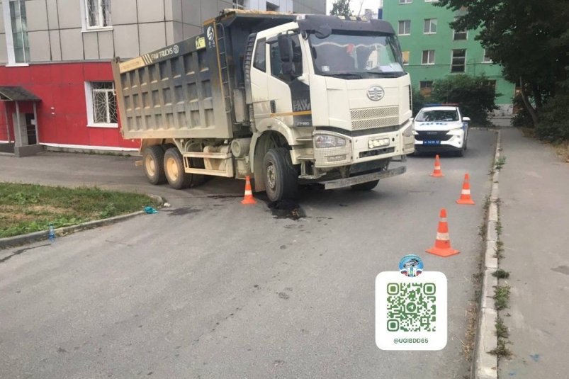 Фура наехала на подростка в Южно-Сахалинске. Возбуждено уголовное дело УГИБДД УМВД России по Сахалинской области