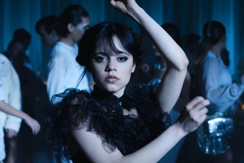 Дженна Ортега стоп-кадр из сериала "Уэнсдей" (18+)