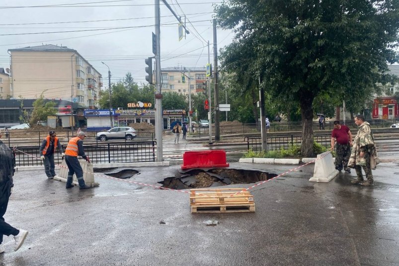 Провал оградили КГХ