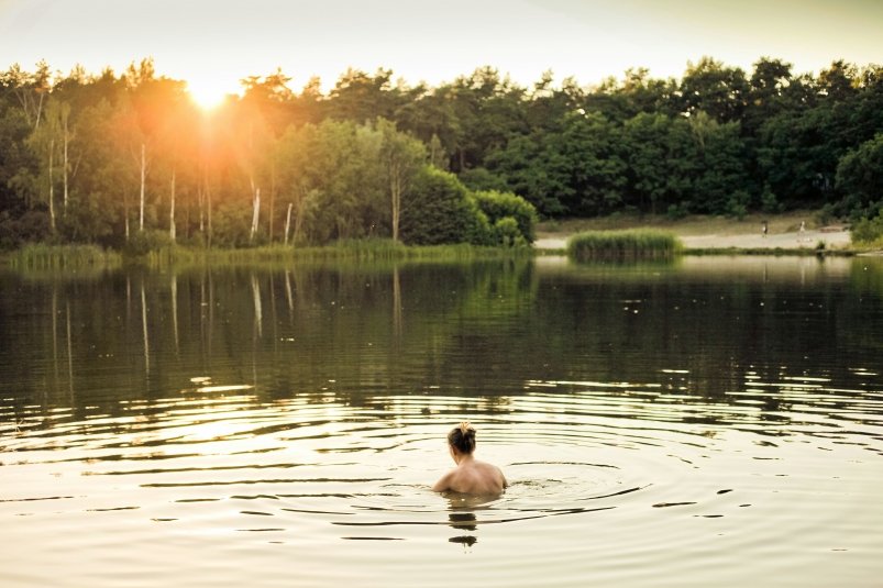 Водоем, пруд, вода, человек unsplash.com
