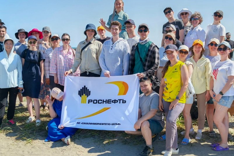 Работники "Роснефти" очистили сахалинский берег от мусора Пресс-служба компании "Сахалинморнефтегаз-Шельф"