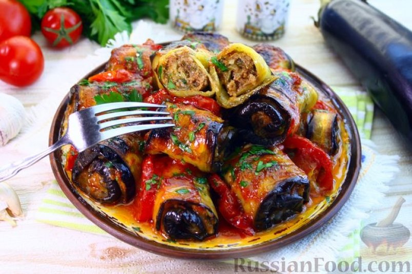 Рулетики из баклажанов с фаршем, запечённые в томатном соусе russianfood.com